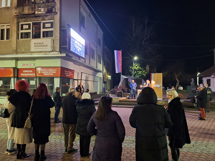 ШАМАЦ, 18. ЈАНУАРА /СРНА/ - У Шамцу је вечерас први пут одржано "Богојављенско стиховање" на отвореном, а пјесници из Републике Српске и Србије говорили су стихове својих родољубивих пјесама.