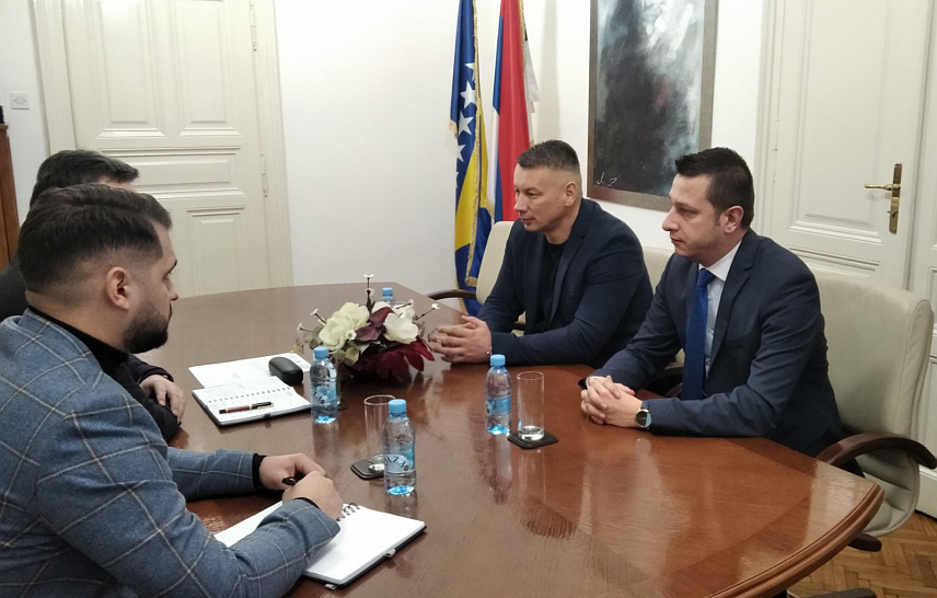 САРАЈЕВО, 18. ЈАНУАРА /СРНА/ - Замјеник предсједавјаућег у Савјету министара Сташа Кошарац и министар безбједности Ненад Нешић састали су се замјеником министра одбране Александром Гогановићем јутрос у Сарајеву како би разговарали о нападу на њега у овом граду.