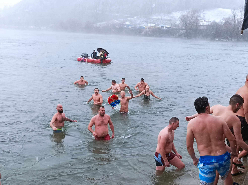 НОВИ ГРАД, 19. ЈАНУАРА /СРНА/ - До Часног крста у ријеци Уни на градској плажи "Ада" у Новом Граду данас је први допливао двадесетпетогодишњи Стефан Столић.