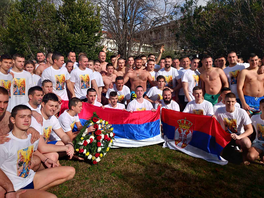 TРЕБИЊЕ, 19. ЈАНУАРА /СРНА/ - Петнаестогодишњи Матија Руњевац побједник је богојављенског пливања за Часни крст у ријеци Tребишњици, у којем је ове године учествовало више стотина пливача.