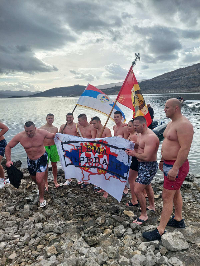 БИЛЕЋА, 19. ЈАНУАРА /СРНА/ - Немања Леро из Билеће побједник је данашњег богојављенског пливања за Часни крст на Билећком језеру у којем је учествовало више од 40 пливача.