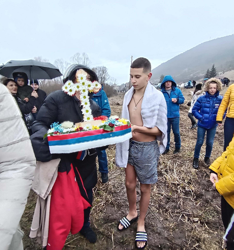 СОКОЛАЦ, 19. ЈАНУАРА /СРНА/ - Четрнаестогодишњи Урош Мимић са Пала први је међу четрдесетак учесника допливао до Часног крста на данашњем Богојављенском пливању у ријеци Биоштица, у мјесту Кнежина код Сокоца.