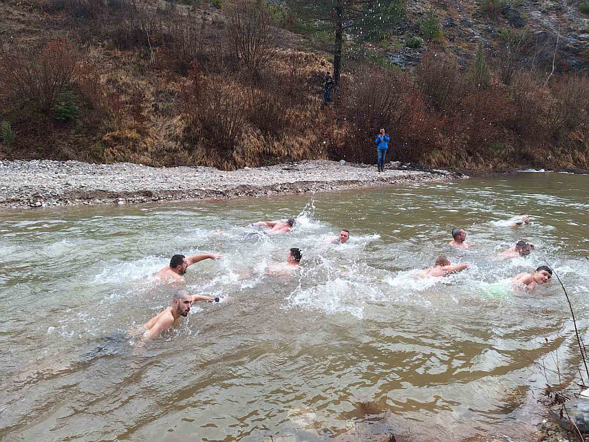 ТРНОВО, 19. ЈАНУАРА /СРНА/ - Вид Дивљан побједник је богојављенског пливања за Часни крст које је данас организовано на ријеци Жељезници у Трнову.