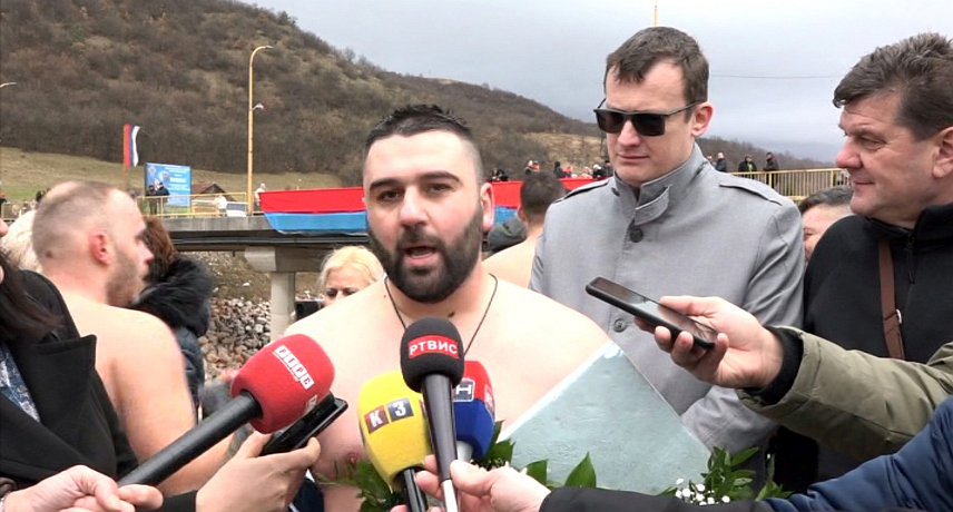 ИСТОЧНА ИЛИЏА, 19. ЈАНУАРА /СРНА/ - Горан Дубовина ове године први је допливао до Часног крста на ријеци Жељезници у Војковићима у општини Источна Илиџа.