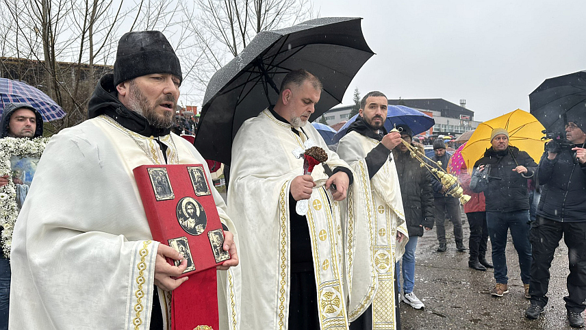 ТЕСЛИЋ, 19. ЈАНУАРА /СРНА/ - У Теслићу је поводом Богојављења служена Света литургија у Спомен-храма Пресвете Tројице.