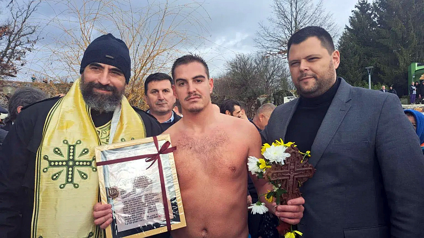 ПОДГОРИЦА, 19. ЈАНУАРА /СРНА/ - Вук Радмиловић /23/ побиједио је у Никшићу гдје је за Часни крст пливано на језеру Крупац, а као награду је од Црквене општине добио златник са ликом Исуса Христа, који му је уручио епископ никшићки Методије.