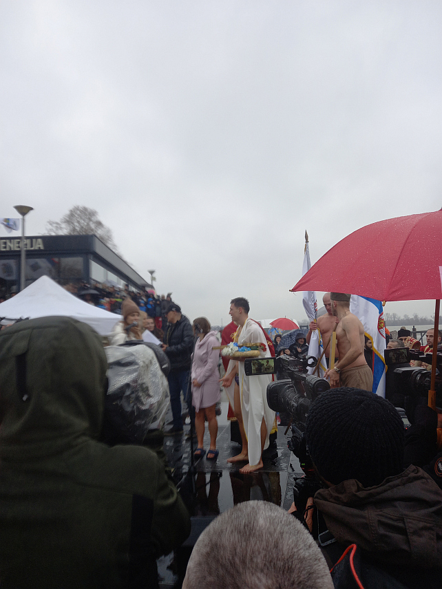 БЕОГРАД, 19. ЈАНУАРА /СРНА/ - Зорица Анастасијевић и Иван Брговски побједници су пливања за Часни крст у великој богојављенској трци на Дунавском кеју у Земуну.