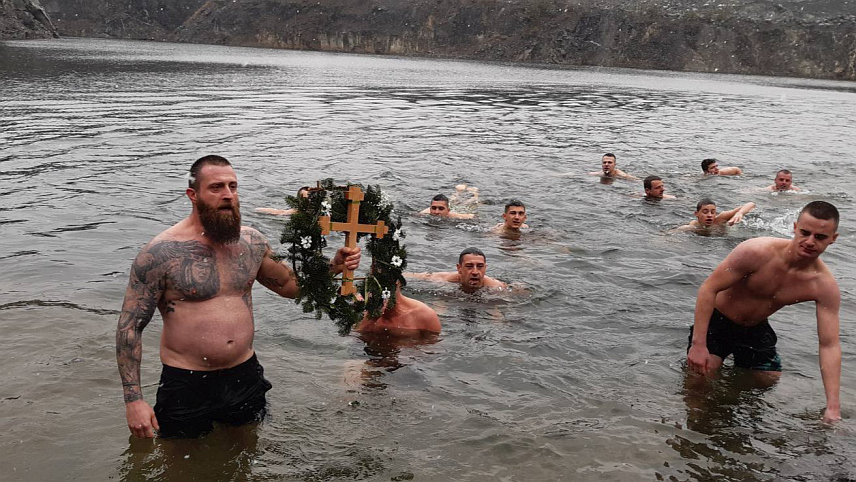 ПЕТРОВО, 19. ЈАНУАРА /СРНА/ - Дамир Дејановић из Добоја добио је златник као побједник богојављенског пливања за Часни крст на језеру Делића брдо у општини Петрово.