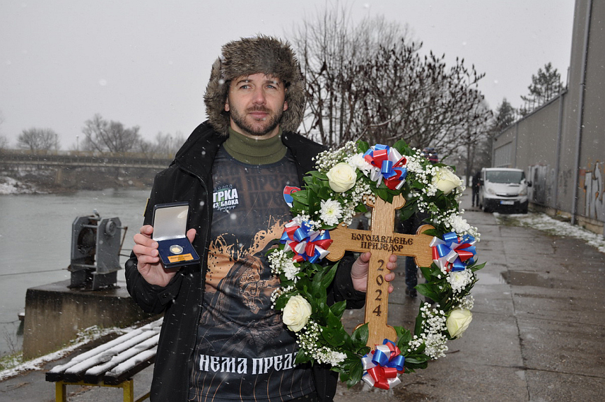 ПРИЈЕДОР, 19. ЈАНУАРА /СРНА/ - Данијел Дрљача /35/ осми пут је данас побиједио на пливању за Часни крст током богојављенских свечаности које су данас одржане у Приједору.