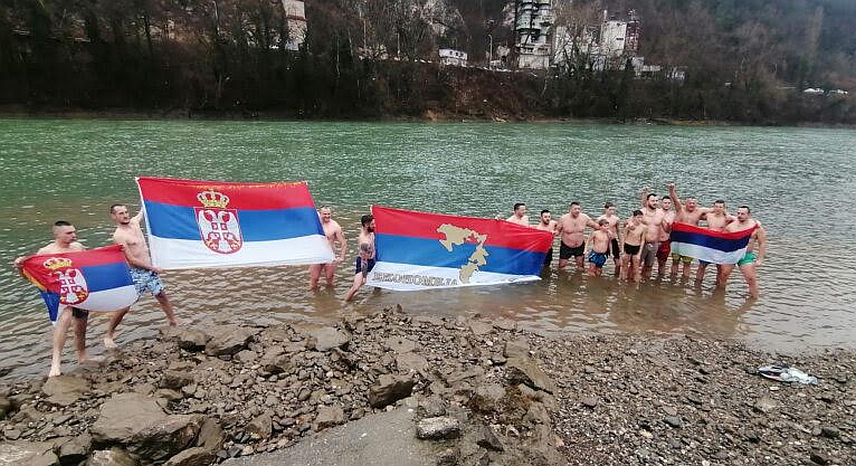 ЗВОРНИК, 19. ЈАНУАРА /СРНА/ - У Зворнику ни ове године није било организованог пливања за Часни крст, али је група од двадестак људи, дјеце и одраслих, из Зворника и Брчког, ушла у Дрину, на градској плажи.