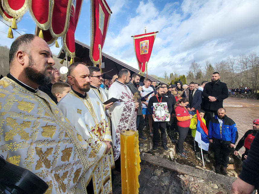 ПАЛЕ, 19. ЈАНУАРА /СРНА/ - На ријеци Прачи у паљанском насељу Николићи до Часног крста данас на велики хришћански празник Богојављење, први допливао Миладин Вуковић.
