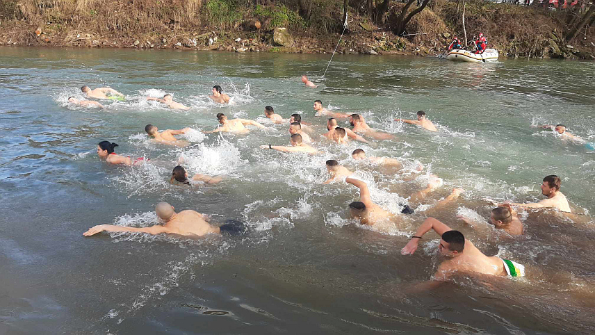 ФОЧА, 19. ЈАНУАРА /СРНА/ - За Часни крст на ријекама Ћехотини у Фочи и на Бистрици у Миљевини пливало је 60 одважних пливача, а први су до крста допливали Данило Ковачевић и Младен Голубовић.