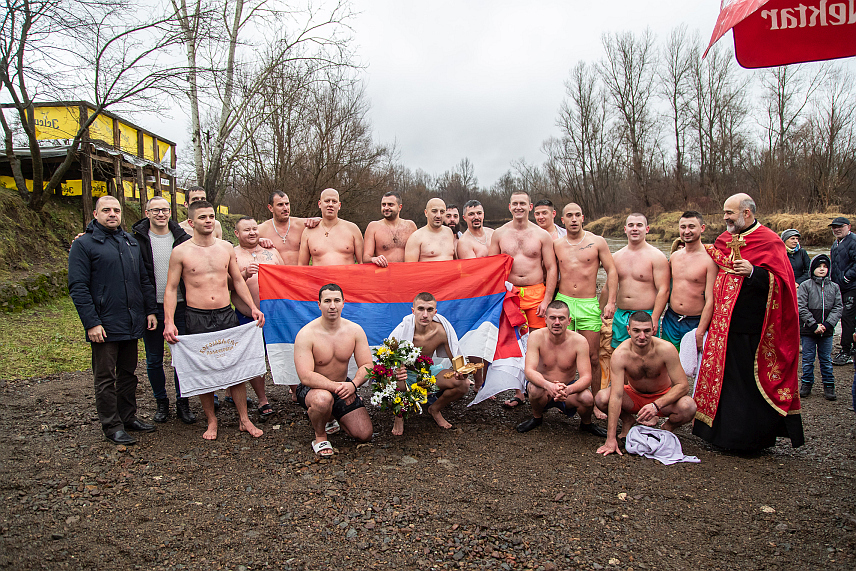 ПРЊАВОР, 19. ЈАНУАРА /СРНА/ - Деветнаестогодишњи Ђорђе Гаврић из Штрбаца први је допливао до Часног крста на ријеци Укрини у Горњим Палачковцима.