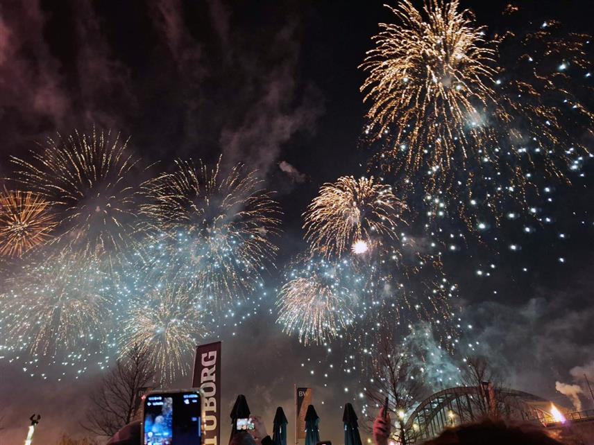 БЕОГРАД, 1. ЈАНУАРА /СРНА/ - Грађани главног града Србије и бројни туристи су у нову 2024. годину ушли уз величанствени ватромет у Београду на води, а весело је било и на Тргу републике, у клубовима, угоститељским објектима, приватним домовима, али и на улицама пријестонице уз традиционалне трубаче.