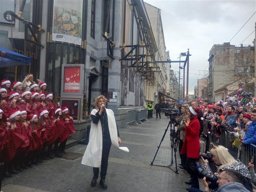 БЕОГРАД, 31. ДЕЦЕМБРА /СРНА/ - Традиционална манифестација "Улица отвореног срца" свечано је данас отворена у центру Београда уз наступ дјечијег хора "Чаролија" и пјевачице Зое Кида.