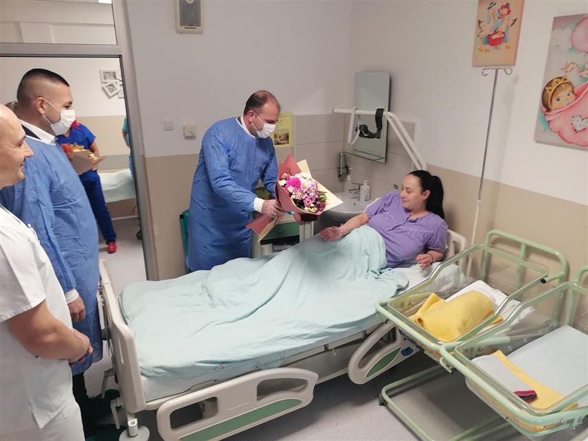 ЗВОРНИК, 1. ЈАНУАРА /СРНА/ - Градоначелник Зворника Бојан Ивановић уручио је данас златнике за четири дјевојчице и дјечака, који су у породилишту зворничке Болнице рођени првог дана Нове 2024. године.