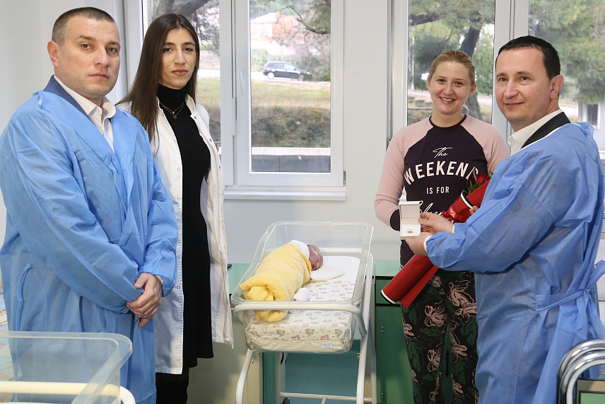 ТРЕБИЊЕ, 1. ЈАНУАРА /СРНА/ - Градоначелник Tребиња Мирко Ћурић даривао је данас златником прворођену бебу у 2024. години, дјевојчицу Данку Грубачић из Билеће.