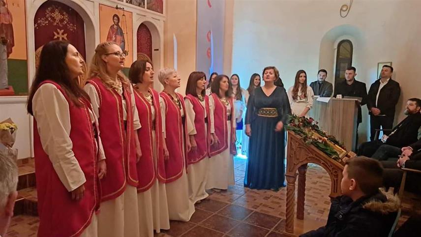 КЉУЧ, 1. ЈАНУАРА /СРНА/ - У храму Вазнесења Господњег у Кључу одржан је концерт етно-групе "Царза" из Дрвара на свечаности уприличеној поводом предстојећег православног Божића, а Црквена општина Кључ додијелила је и захвалнице младим људима који су на најбољи начин представили своју парохију и родни крај у 2023. години.