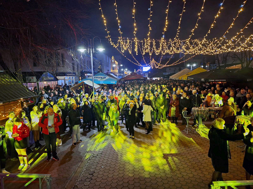 ШАМАЦ, 1. ЈАНУАРА /СРНА/ - У Шамцу су грађани Нову годину дочекали на градском тргу уз "Рушку и трио бенд", те ватромет у поноћ.