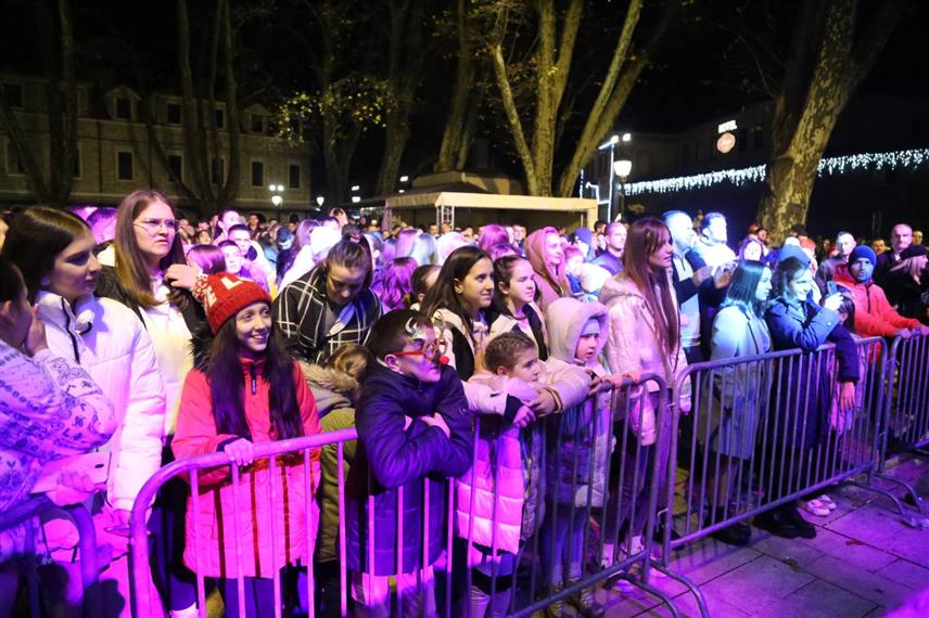 TРЕБИЊЕ, 1. ЈАНУАРА /СРНА/ - Грађани Требиња и бројни гости дочекали су Нову годину на отвореном у башти хотела "Платани" уз концерт "ОК бенда", док у осталим општинама источне Херцеговине није било организованог дочека.