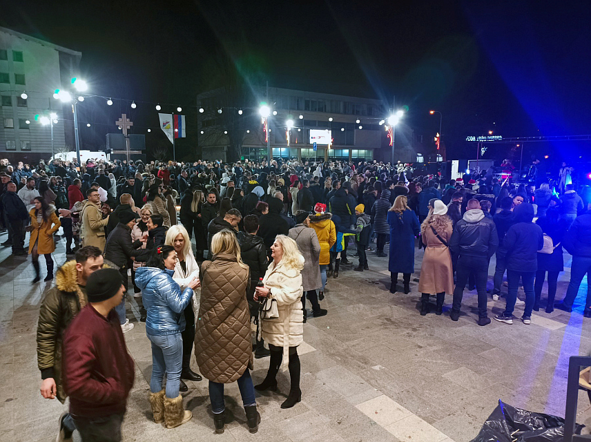 КОТОР ВАРОШ, 1 ЈАНУАРА /СРНА/ - Бројни Которварошани и посјетиоци из сусједних општина дочекали су Нову годину на отвореном уз традиционални ватромет и добру забаву за коју су се побринули браћа Ждерић и "Балкан Хаус бенд".