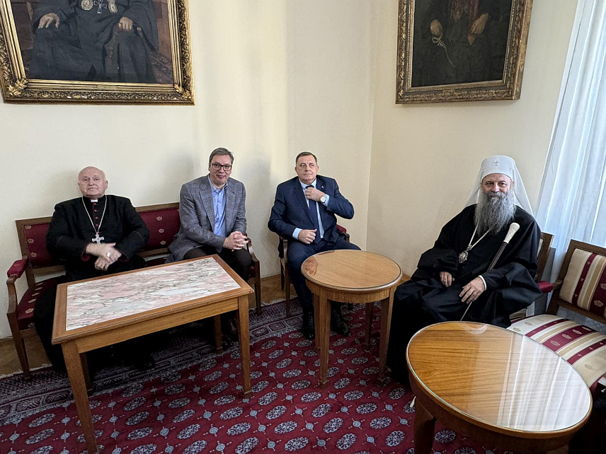 БЕОГРАД, 20. ЈАНУАРА /СРНА/ - Његова светост патријарх српски Порфирије данас је прославио своју крсну славу – Светог Јована Крститеља , а ломљењу славског колача и слави присуствовали су и предсједник Републике Српске Милорад Додик и предсједник Србије Александар Вучић.