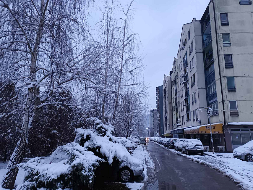 ЗВОРНИК, 20. ЈАНУАРА /СРНА/ - Сви магистрални и регионални путеви на подручју регије Бирач су проходни, али је због снијега отежан саобраћај на превојима Хан Поглед, Црни Врх и Каштељ код Шековића, саопштено је из предузећа "Зворникпутеви".