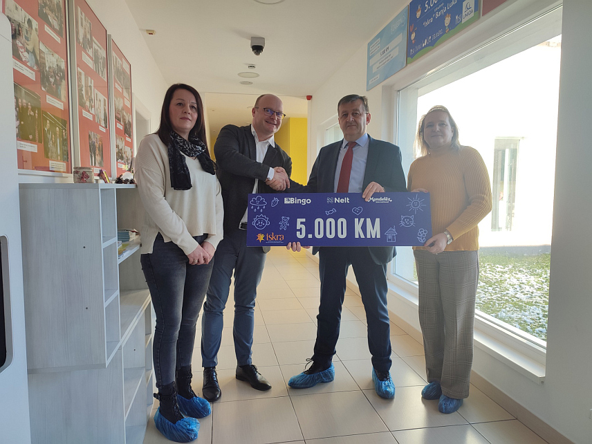 БАЊАЛУКА, 22. ЈАНУАРА /СРНА/ - Представници компанија "Нелт" и "Бинго" данас су уручиле донацију од 5.000 КМ Родитељској кући у Бањалуци, гдје је тренутно смјештено шест породица чија се дјеца лијече на Универзитетском клиничком центру Републике Српске.