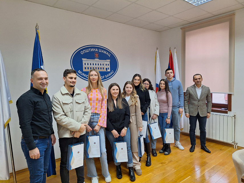 ШАМАЦ, 22. ЈАНУАРА /СРНА/ - Начелник општине Шамац Ђорђе Миличевић потписао је данас уговоре о стипендирању за академску 2023/2024. годину са 35 нових студената прве године високообразовних установа, што је укупно 78 студената којима општина помаже при школовању.