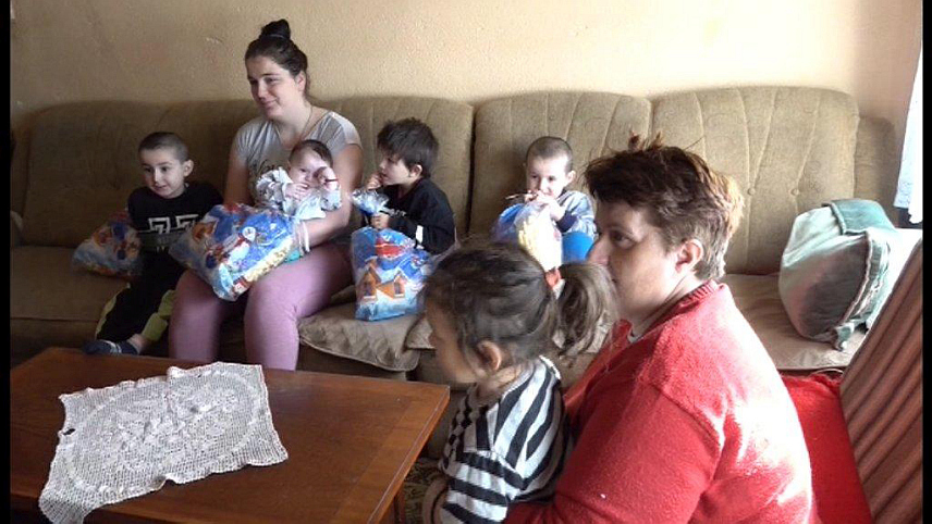 КОЗАРСКА ДУБИЦА, 23. ЈАНУАРА /СРНА/ - Општинска Борачка организација у Козарској Дубици покренула је акцију помоћи вишечланој породици Зорана Штековића, незапосленог ратног војног инвалида и борца Војске Републике Српске прве категорије из Шеварлија, којој је потребно ријешити стамбено питање, те позвала све људе добре воље да за њих деветоро омогуће боље животне услове.