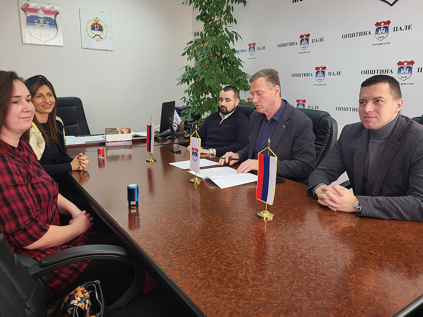 ПАЛЕ, 23. ЈАНУАРА /СРНА/ - Начелник општине Пале Бошко Југовић потписао је данас споразум са директорима двије приватне предшколске установе Иваном Савић и Јеленом Васиљевић о суфинансирању дијела трошкова мјесечног боравка дјеце свих узрасних група у њиховим вртићима.