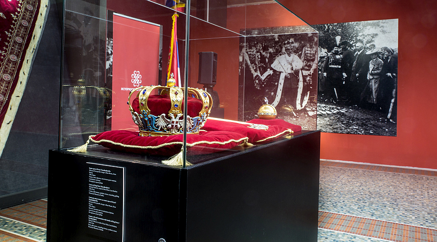 БЕОГРАД, 23. ЈАНУАРА /СРНА/ - У Историјском музеју Србије изложена је реконструисана круна српске краљице Симониде, жене краља Милутина, која је по узору на фреску из манастира Грачаница недавно израђена у златарској радионици Марсела и Симона Чивљака.