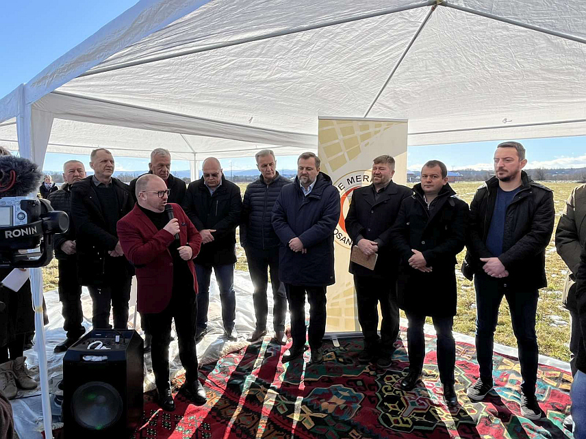 КОЗАРСКА ДУБИЦА, 23. ЈАНУАРА /СРНА/ - У Козарској Дубици је данас потписивањем уговора о финансирању са донаторима и полагањем камена темељца озваничен почетак изградње амбуланте породичне медицине у власништву Муслиманског добротворног друштва "Мерхамет".