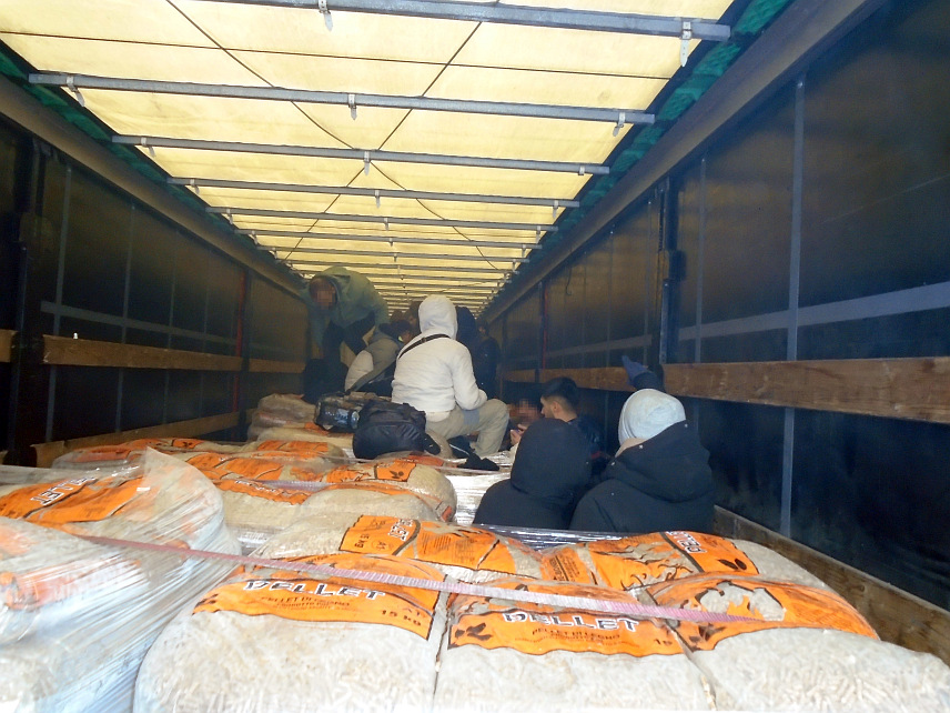 САРАЈЕВО, 23. ЈАНУАРА /СРНА/ - Гранична полиција спријечила је кријумчарење 32 мигранта на прелазу Брод и код Љубушког и ухапсила држављанина Бјелорусије, те мушкарца и жену, држављане БиХ.