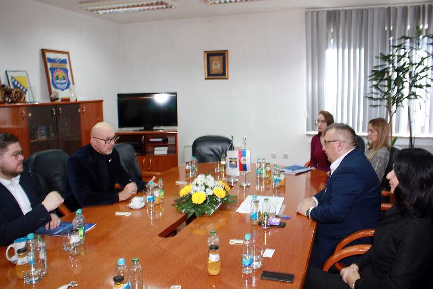 МОДРИЧА, 23. ЈАНУАРА /СРНА/ - Амбасадор Словачке у БиХ Роман Хлобен данас је у Модричи разговарао са начелником општине Јовицом Радуловићем о заједничким пројектима важним за ову локалну заједницу.