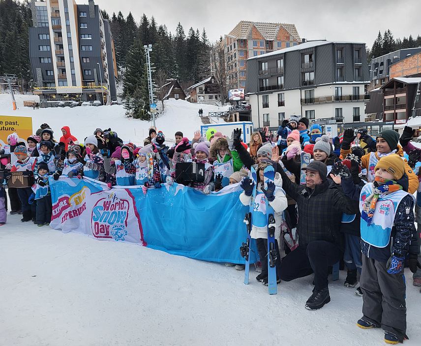 ЈАХОРИНА, 23. ЈАНУАРА /СРНА/ - На Јахорини је данас подијељено 100 пари скија и 100 кацига поводом Свјетског дана скијања, а у Олимпијском центру истичу да је све то како би дјеца стицала здраве навике, а мање времена проводила уз телефоне, компјутере, телевизоре.