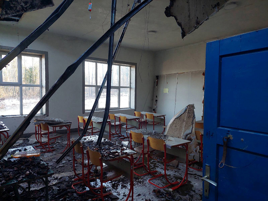 НОВИ ГРАД, 23. ЈАНУАРА /СРНА/ - Учионица и пола крова изгорјели су у пожару који је данас захватио подручно одјељење Основне школе "Драган Вујановић" у Радомировцу у општини Нови Град.