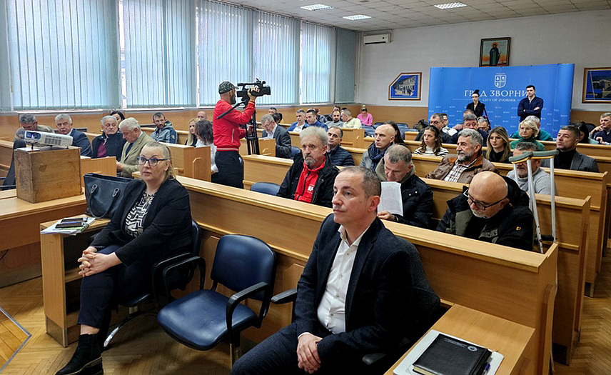 ЗВОРНИК, 23. ЈАНУАРА /СРНА/ - Jавнa расправa о Нацрту закона о измјенама и допунама Закона о геолошким истраживањима коју је организовало министарство енергетике и рударства Републике Српске.