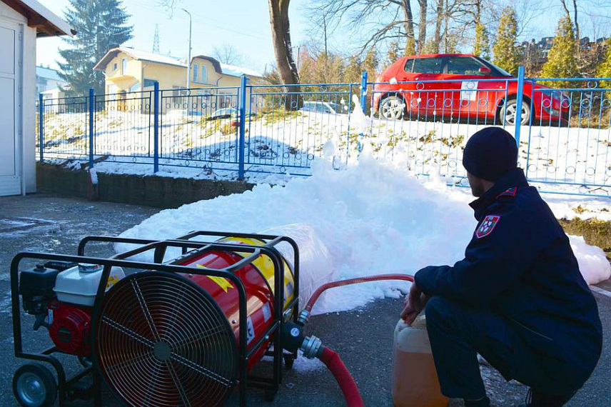ЛОПАРЕ, 23. ЈАНУАРА /СРНА/ - Територијална ватрогаснo-спасилачка јединица Лопаре набавила је уређај "димовук" за извлачење паре, дима и гасова и производњу лаке пјене.