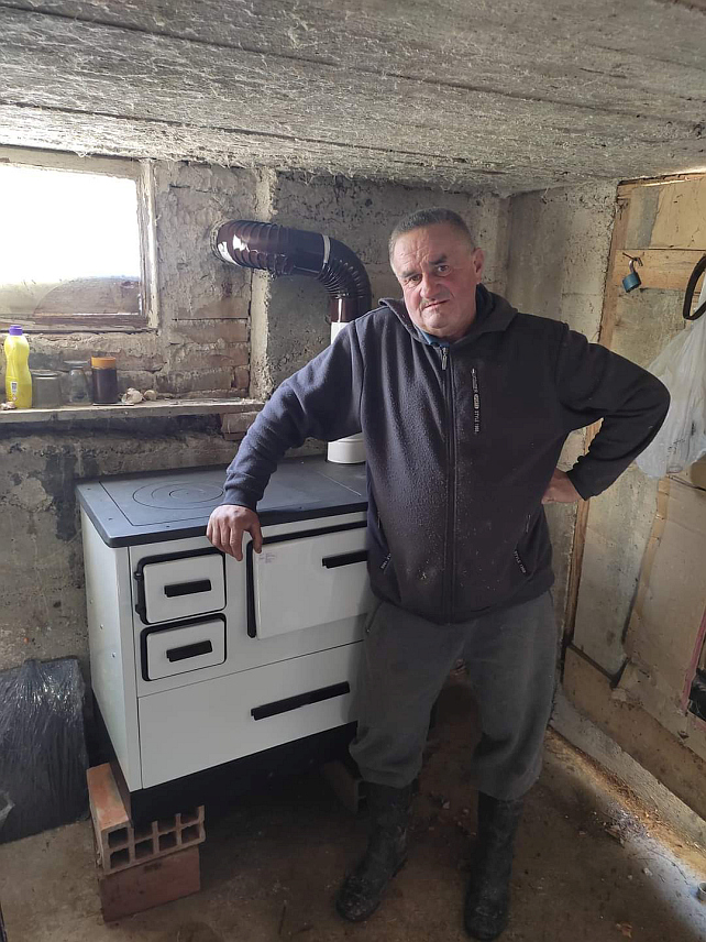 БИХАЋ, 24.ЈАНУАРА /СРНА/ - Шездесетогодишњи Милорад Новаковић, српски повратник у село Горјевац код Бихаћа, живи у подруму туђе куће, у нехуманим условима без струје, нема никаквих примања и потребна му је помоћ добрих људи.