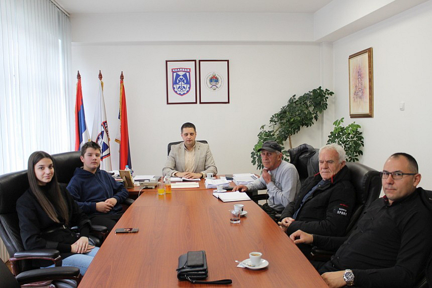 ЧЕЛИНАЦ, 24. ЈАНУАРА /СРНА/ - Начелник општине Челинац Владо Глигорић угостио је руководство и чланове Удружења спортских риболоваца Челинац који су на првенствима Републике Српке и БиХ одржаним прошле јесени понијели шампионске титуле.