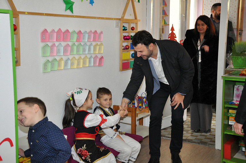 ПРИЈЕДОР, 24. ЈАНУАРА /СРНА/ - Градоначелник Приједора Слободан Јавор посјетио је данас Дјечији вртић "Радост" и даривао малишане поводом предстојећег празника Светог Саве.