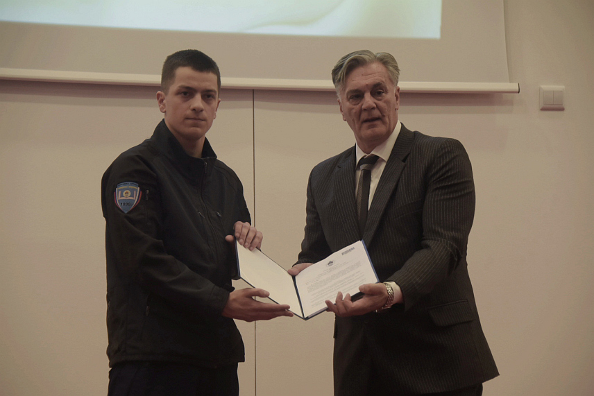 БАЊАЛУКА, 24. ЈАНУАРА /СРНА/ - Министарство унутрашњих послова Српске организовало је свечаност на којој су потписани уговори са кадетима 26. класе Јединице за полицијску обуку – Полицијске академије, a потписивању присуствовали министар унутрашњих послова Српске Синиша Каран и директор Полиције Српске Синиша Кострешевић.