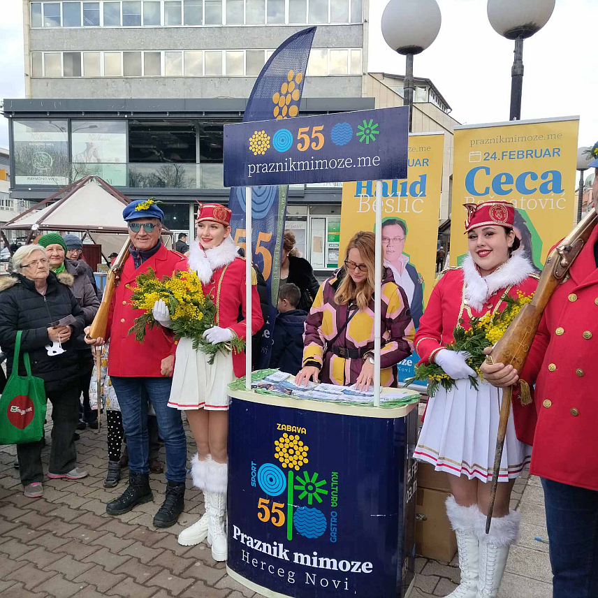 БАЊАЛУКА, 24. ЈАНУАРА /СРНА/ - Најпопуларнија забавно-туристичка манифестација у региону "Празник мимозе" представљена је данас у Бањалуци на Тргу Крајине уз промотивни програм, машкаре и мажореткиње које су грађанима дијелиле мимозу.