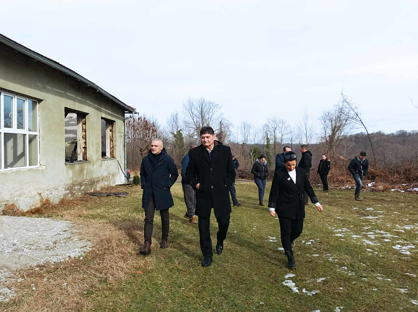 НОВИ ГРАД, 24. ЈАНУАРА /СРНА/ - Начелник општине Нови Град Мирослав Дрљача и директор Основне школе "Драган Вујановић" Марина Буразор посјетили су данас подручно одјељење ове школе у Радомировцу гдје су у пожару изгорјели пола крова и учионица, те оцијенили да је причињена велика штета.