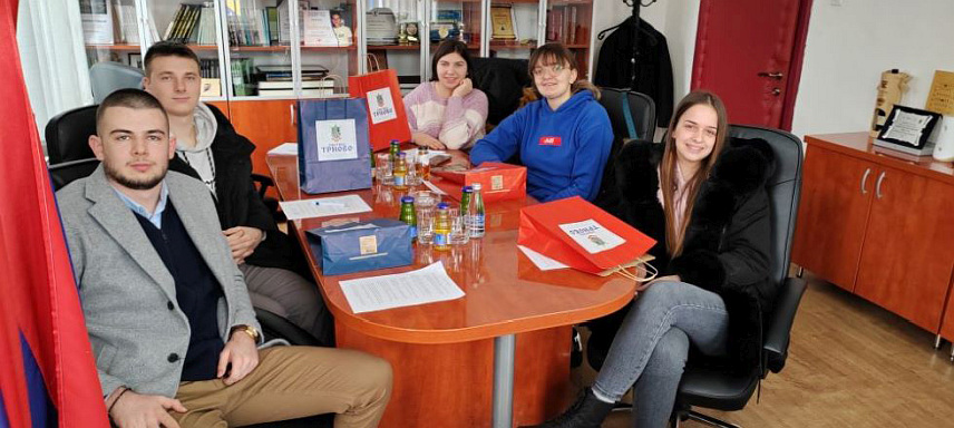 ТРНОВО, 24. ЈАНУАРА /СРНА/ - Начелник општине Трново Драгомир Гаговић потписао је данас уговоре о стипендирању девет студената, за шта је издвојено 13.500 КМ из општинског буџета.	

