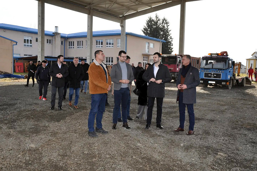 ПРИЈЕДОР, 24. ЈАНУАРА /СРНА/ - Градоначелник Приједора Слободан Јавор данас је у Омарској озваничио наставак радова на спортској дворани након што је 2018. године у прву фазу уложено 580.000 КМ, и то 490.000 КМ донације Владе Србије и 90.000 КМ града Приједора.