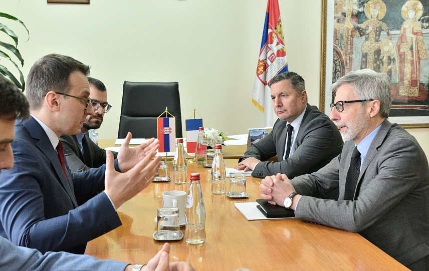 БЕОГРАД, 24. ЈАНУАРА /СРНА/ - Директор Канцеларије владе Србије за Косово и Метохију Петар Петковић на састанку са амбасадором Француске у Србији Пјером Кошаром.