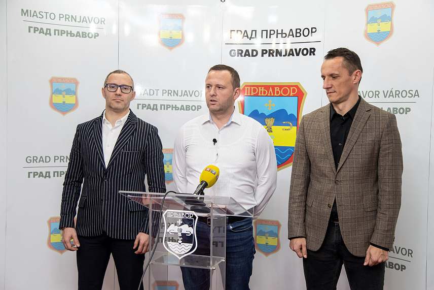 ПРЊАВОР, 24. ЈАНУАРА /СРНА/ - Градоначелник Приједора Дарко Томаш и вршилац дужности начелника градског Одјељења за локални економски развој и друштвене дјелатности Љубиша Шикарац на конференцији за новинаре.