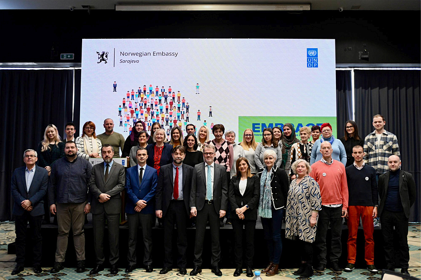САРАЈЕВО, 24. ЈАНУАРА /СРНА/ - У Сарајеву је данас одржан завршни догађај пројекта стварања повољнијег окружења за цивилно друштво "Имбрејс" /EMBRACE/ на којем су представљени кључни резултати пројекта из перспективе пројектног тима и организација цивилног друштва активно укључених у активности, а који је заједничка иницијатива Амбасаде Норвешке у БиХ и Развојног програма УН /УНДП/